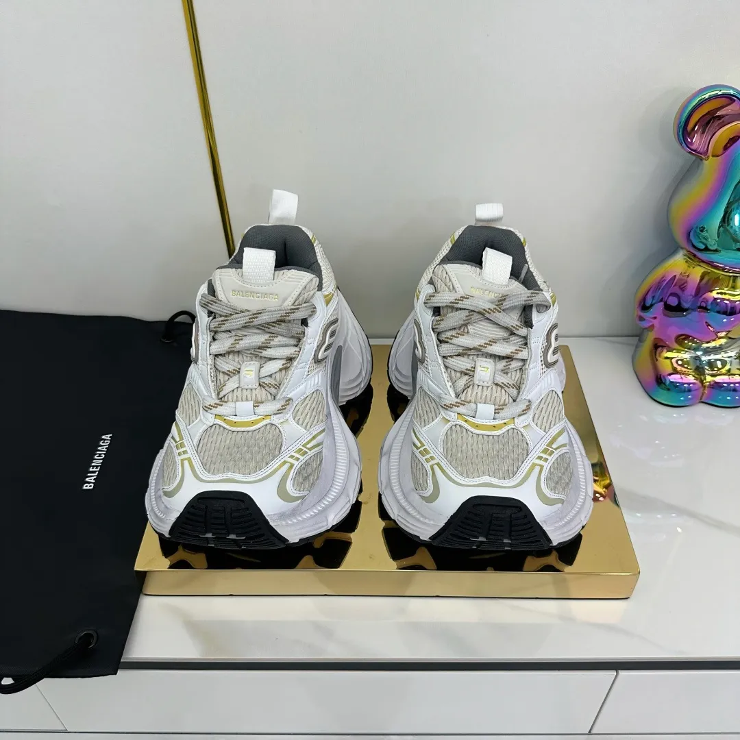 👟👟Ex-factory price 680👟👟 Balenciaga Balenciaga CARGO 6XL Sneakers Round-toe lace-up Low-cut lifestyle mesh lace-up Low-cut catwalk retro Balenciaga is always at the forefront of fashion. This model has huge size and eye-catching design. It is in line with the current "" trend. It uses an all-black color scheme to create a low-key yet gorgeous effect. The 6XL size makes it a conspicuous presence in the market. Suitable for people who pursue individuality. The products released this time once again reflect their innovation capabilities. They are made of microfiber and mesh. Its avant-garde design, exaggerated volume and reflective details give it a special silhouette. It is made of mesh material, which brings good foot feel, comfortable and breathable. The appearance still adopts the classic shape. The shoe body is fashionable and easy to wear. Item No.: 815859 W2MV2 1012 Size: 35-46